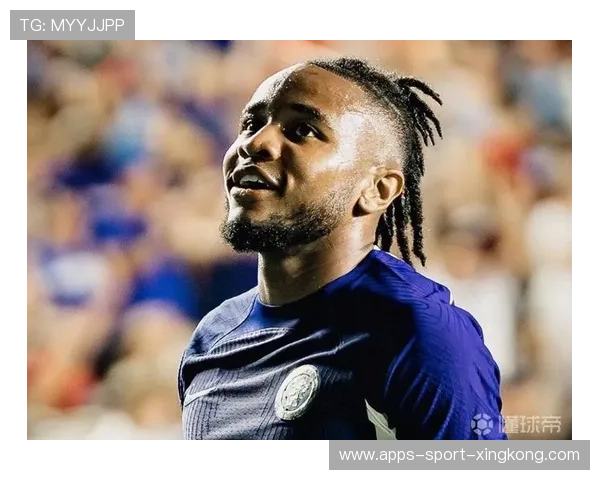 切尔西直塞打穿后防，恩昆库面对空当射门偏出